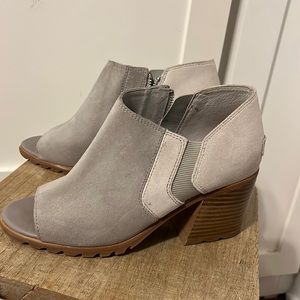 Sorel size 7.5 wedges.